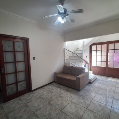 Casa Residencial com 263m², 5 quartos (sendo 3 suítes), 3 garagens, no bairro Itaguaçu em Florianópolis