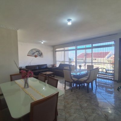 Casa Residencial com 263m², 5 quartos (sendo 3 suítes), 3 garagens, no bairro Itaguaçu em Florianópolis