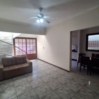 Casa Residencial com 263m², 5 quartos (sendo 3 suítes), 3 garagens, no bairro Itaguaçu em Florianópolis