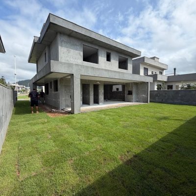 Casa em Condomínio com 241m², 3 quartos (sendo 1 suíte), 2 garagens, no bairro São João Do Rio Vermelho em Florianópolis