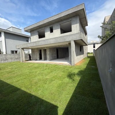 Casa em Condomínio com 241m², 3 quartos (sendo 1 suíte), 2 garagens, no bairro São João Do Rio Vermelho em Florianópolis