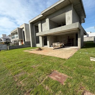 Casa em Condomínio com 241m², 3 quartos (sendo 1 suíte), 2 garagens, no bairro São João Do Rio Vermelho em Florianópolis