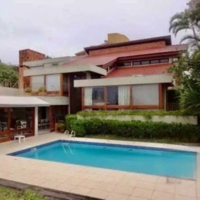 Casa Residencial com 542m², 3 quartos (sendo 3 suítes), 4 garagens, no bairro Itaguaçu em Florianópolis