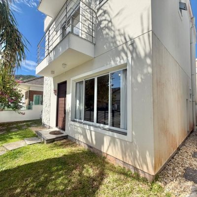 Casa Residencial com 124m², 3 quartos (sendo 3 suítes), 2 garagens, no bairro Cachoeira Do Bom Jesus em Florianópolis
