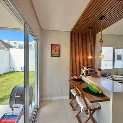 Casa Residencial com 124m², 3 quartos (sendo 3 suítes), 2 garagens, no bairro Cachoeira Do Bom Jesus em Florianópolis