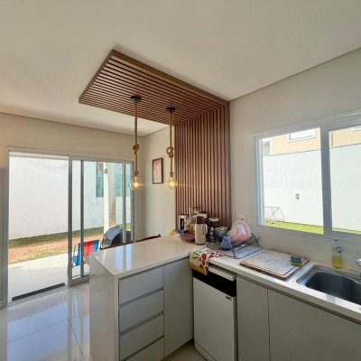 Casa Residencial com 124m², 3 quartos (sendo 3 suítes), 2 garagens, no bairro Cachoeira Do Bom Jesus em Florianópolis