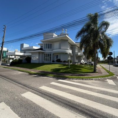 Casa Residencial com 124m², 3 quartos (sendo 3 suítes), 2 garagens, no bairro Cachoeira Do Bom Jesus em Florianópolis