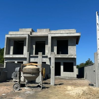 Casa Residencial com 120m², 2 quartos (sendo 2 suítes), 2 garagens, no bairro São João Do Rio Vermelho em Florianópolis