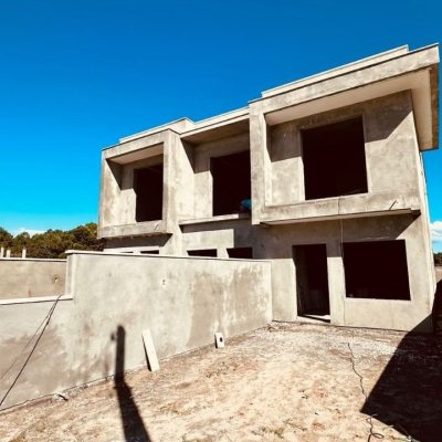 Casa Residencial com 120m², 2 quartos (sendo 2 suítes), 2 garagens, no bairro São João Do Rio Vermelho em Florianópolis