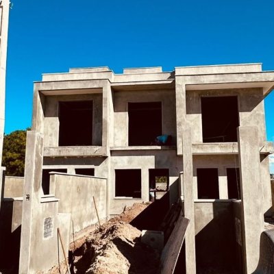 Casa Residencial com 120m², 2 quartos (sendo 2 suítes), 2 garagens, no bairro São João Do Rio Vermelho em Florianópolis