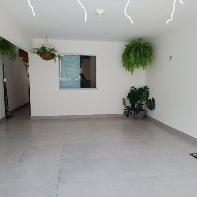Casa Residencial com 250m², 3 quartos (sendo 1 suíte), 3 garagens, no bairro Ingleses do Rio Vermelho em Florianópolis