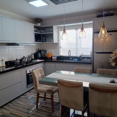 Casa Residencial com 250m², 3 quartos (sendo 1 suíte), 3 garagens, no bairro Ingleses do Rio Vermelho em Florianópolis