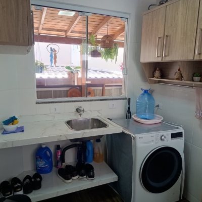 Casa Residencial com 250m², 3 quartos (sendo 1 suíte), 3 garagens, no bairro Ingleses do Rio Vermelho em Florianópolis