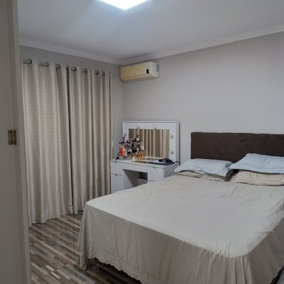 Casa Residencial com 250m², 3 quartos (sendo 1 suíte), 3 garagens, no bairro Ingleses do Rio Vermelho em Florianópolis