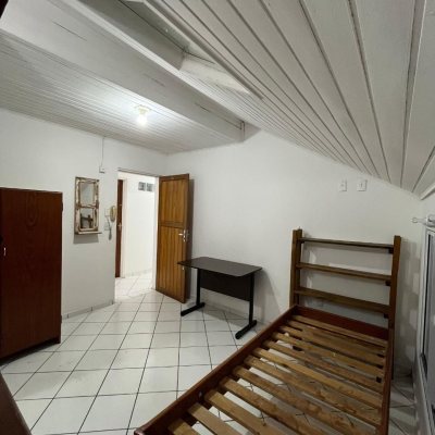 Casa Residencial com 168m², 2 garagens, no bairro Carvoeira em Florianópolis