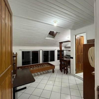 Casa Residencial com 168m², 2 garagens, no bairro Carvoeira em Florianópolis