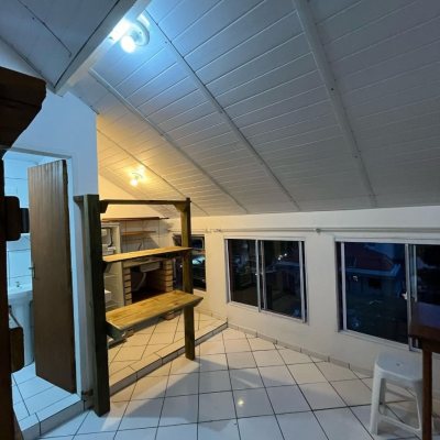 Casa Residencial com 168m², 2 garagens, no bairro Carvoeira em Florianópolis