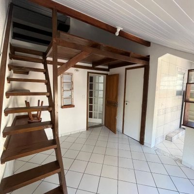 Casa Residencial com 168m², 2 garagens, no bairro Carvoeira em Florianópolis