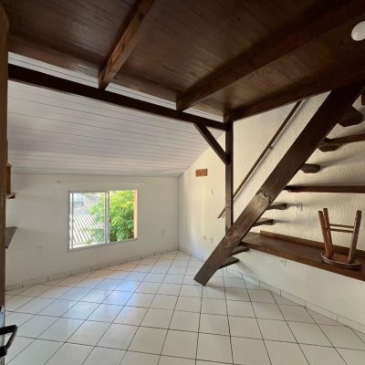 Casa Residencial com 168m², 2 garagens, no bairro Carvoeira em Florianópolis