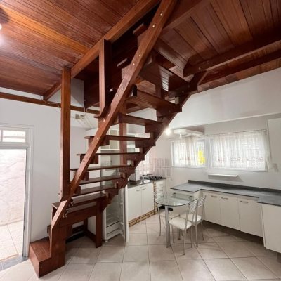 Casa Residencial com 168m², 2 garagens, no bairro Carvoeira em Florianópolis