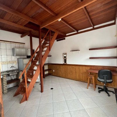 Casa Residencial com 168m², 2 garagens, no bairro Carvoeira em Florianópolis