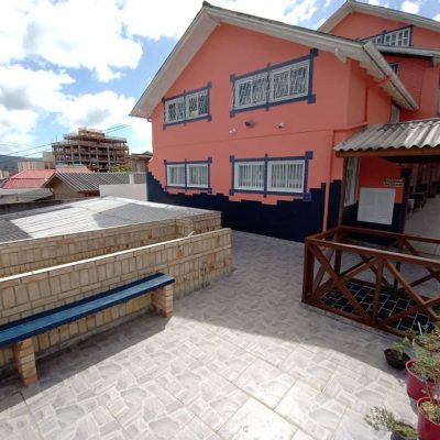 Casa Residencial com 168m², 2 garagens, no bairro Carvoeira em Florianópolis