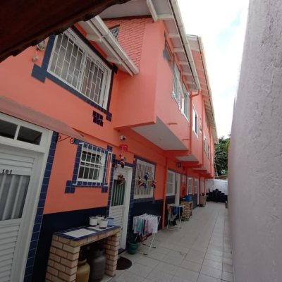 Casa Residencial com 168m², 2 garagens, no bairro Carvoeira em Florianópolis