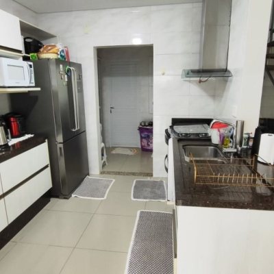 Sobrado Residencial com 105m², 3 quartos (sendo 1 suíte), 1 garagem, no bairro Campeche em Florianopolis