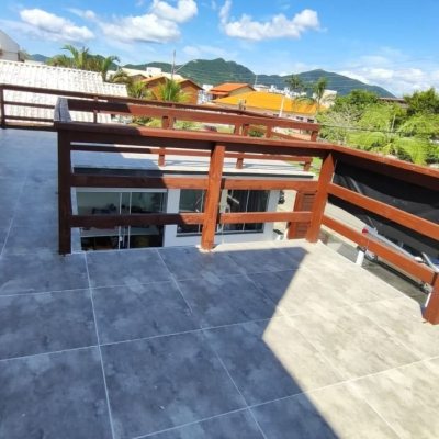 Sobrado Residencial com 105m², 3 quartos (sendo 1 suíte), 1 garagem, no bairro Campeche em Florianopolis
