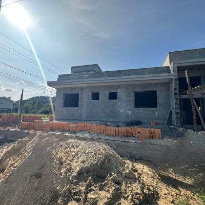 Casa Residencial com 75m², 2 quartos (sendo 1 suíte), 1 garagem, no bairro Forquilhas em São José