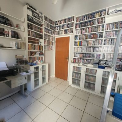 Casa Residencial com 310m², 5 quartos (sendo 2 suítes), 4 garagens, no bairro Coqueiros em Florianópolis