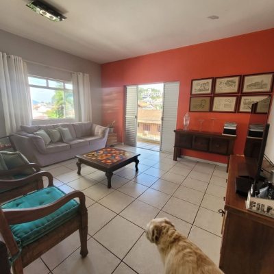 Casa Residencial com 310m², 5 quartos (sendo 2 suítes), 4 garagens, no bairro Coqueiros em Florianópolis