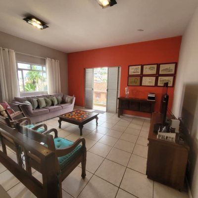 Casa Residencial com 310m², 5 quartos (sendo 2 suítes), 4 garagens, no bairro Coqueiros em Florianópolis
