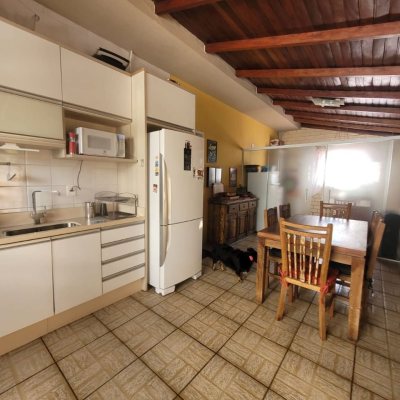 Casa Residencial com 310m², 5 quartos (sendo 2 suítes), 4 garagens, no bairro Coqueiros em Florianópolis