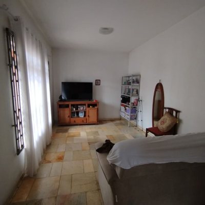 Casa Residencial com 310m², 5 quartos (sendo 2 suítes), 4 garagens, no bairro Coqueiros em Florianópolis