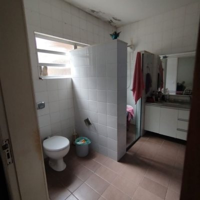 Casa Residencial com 310m², 5 quartos (sendo 2 suítes), 4 garagens, no bairro Coqueiros em Florianópolis