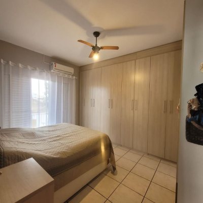 Casa Residencial com 310m², 5 quartos (sendo 2 suítes), 4 garagens, no bairro Coqueiros em Florianópolis