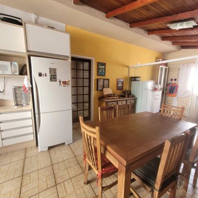 Casa Residencial com 310m², 5 quartos (sendo 2 suítes), 4 garagens, no bairro Coqueiros em Florianópolis