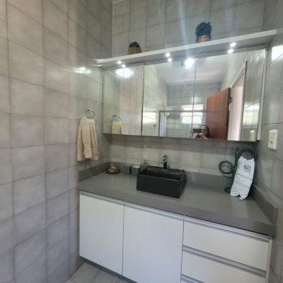 Casa Residencial com 310m², 5 quartos (sendo 2 suítes), 4 garagens, no bairro Coqueiros em Florianópolis