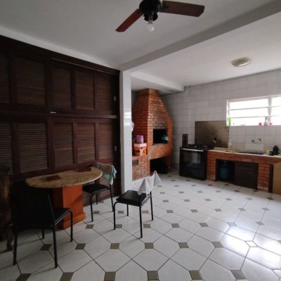 Casa Residencial com 310m², 5 quartos (sendo 2 suítes), 4 garagens, no bairro Coqueiros em Florianópolis