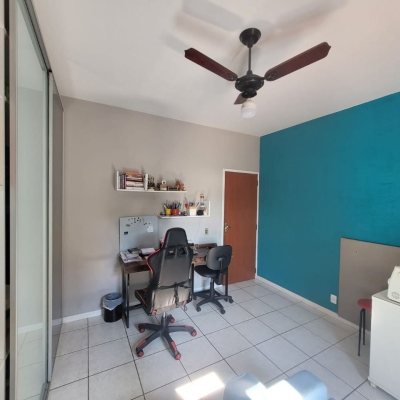 Casa Residencial com 310m², 5 quartos (sendo 2 suítes), 4 garagens, no bairro Coqueiros em Florianópolis