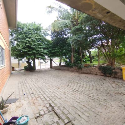 Casa Residencial com 310m², 5 quartos (sendo 2 suítes), 4 garagens, no bairro Coqueiros em Florianópolis