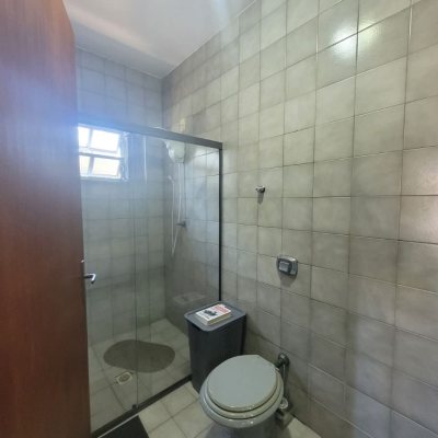 Casa Residencial com 310m², 5 quartos (sendo 2 suítes), 4 garagens, no bairro Coqueiros em Florianópolis