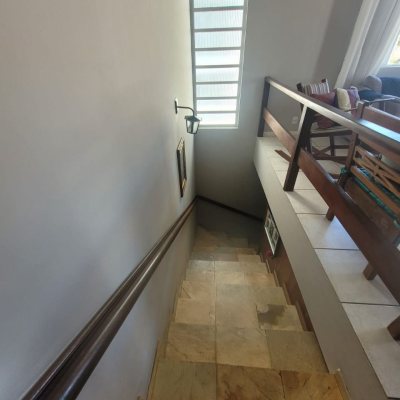 Casa Residencial com 310m², 5 quartos (sendo 2 suítes), 4 garagens, no bairro Coqueiros em Florianópolis
