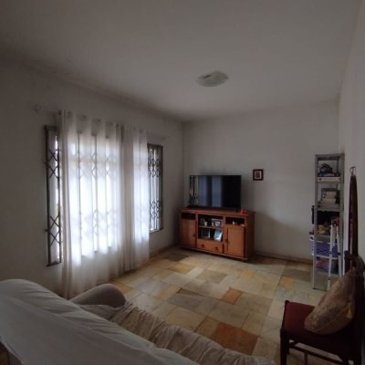 Casa Residencial com 310m², 5 quartos (sendo 2 suítes), 4 garagens, no bairro Coqueiros em Florianópolis