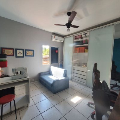 Casa Residencial com 310m², 5 quartos (sendo 2 suítes), 4 garagens, no bairro Coqueiros em Florianópolis