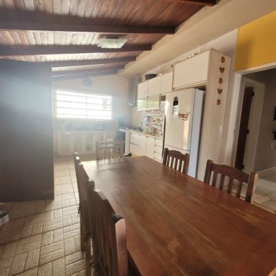 Casa Residencial com 310m², 5 quartos (sendo 2 suítes), 4 garagens, no bairro Coqueiros em Florianópolis