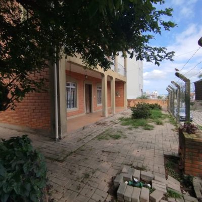 Casa Residencial com 310m², 5 quartos (sendo 2 suítes), 4 garagens, no bairro Coqueiros em Florianópolis