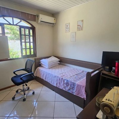 Casa Residencial com 130m², 3 quartos (sendo 1 suíte), 1 garagem, no bairro Rio Tavares em Florianópolis