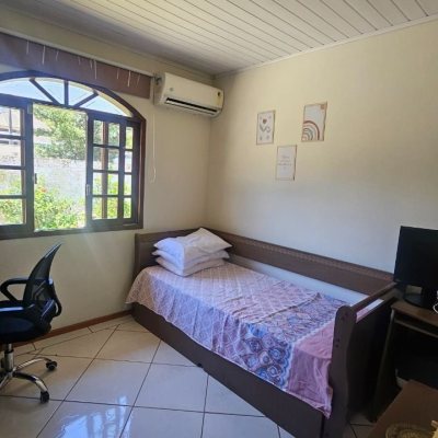 Casa Residencial com 130m², 3 quartos (sendo 1 suíte), 1 garagem, no bairro Rio Tavares em Florianópolis